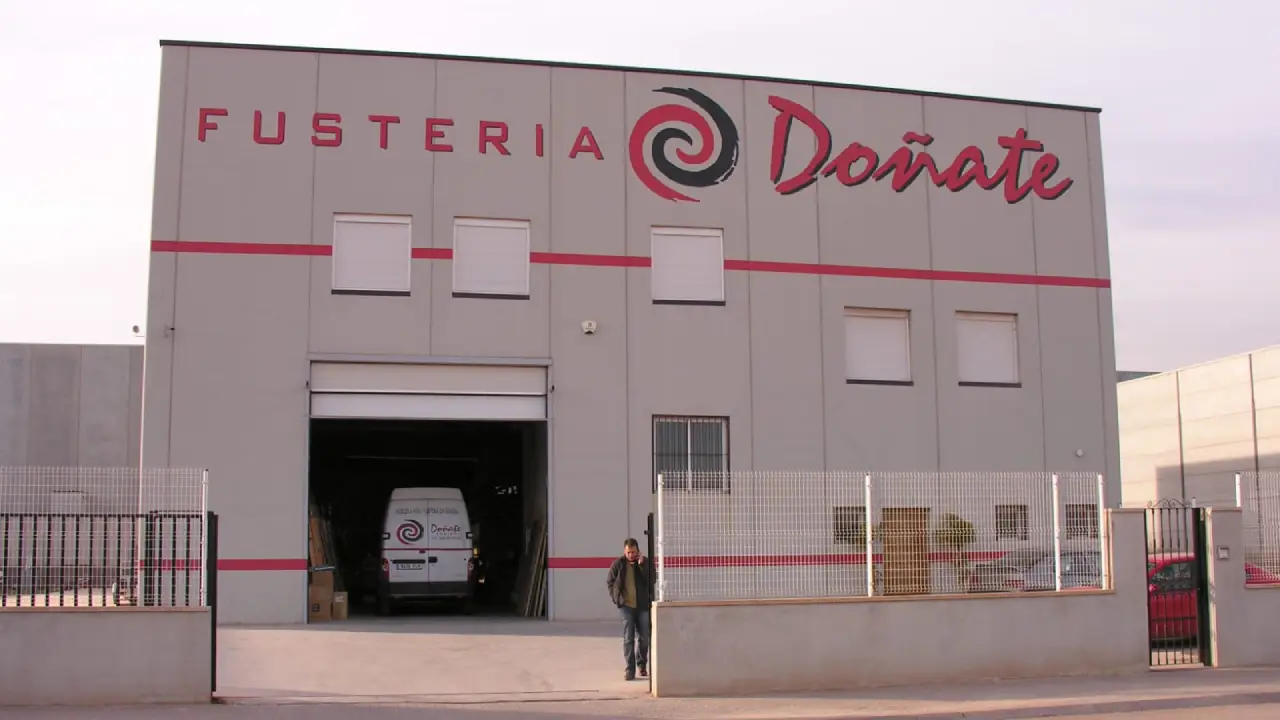 Nave industrial de la empresa Fustería Doñate